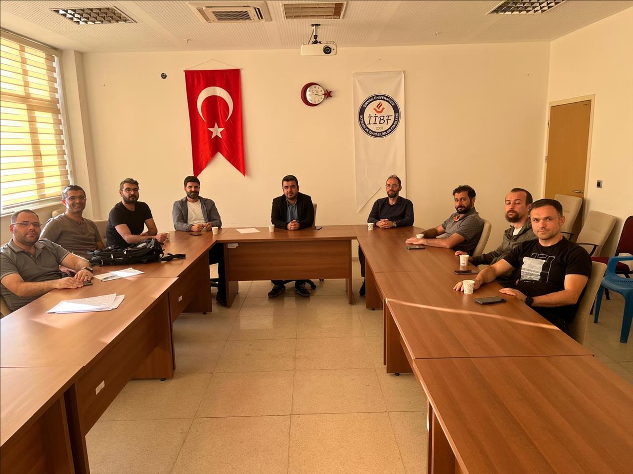 dekan-yardimcisi-ve-ogrenci-danismanlari-toplantida-bir-araya-geldi