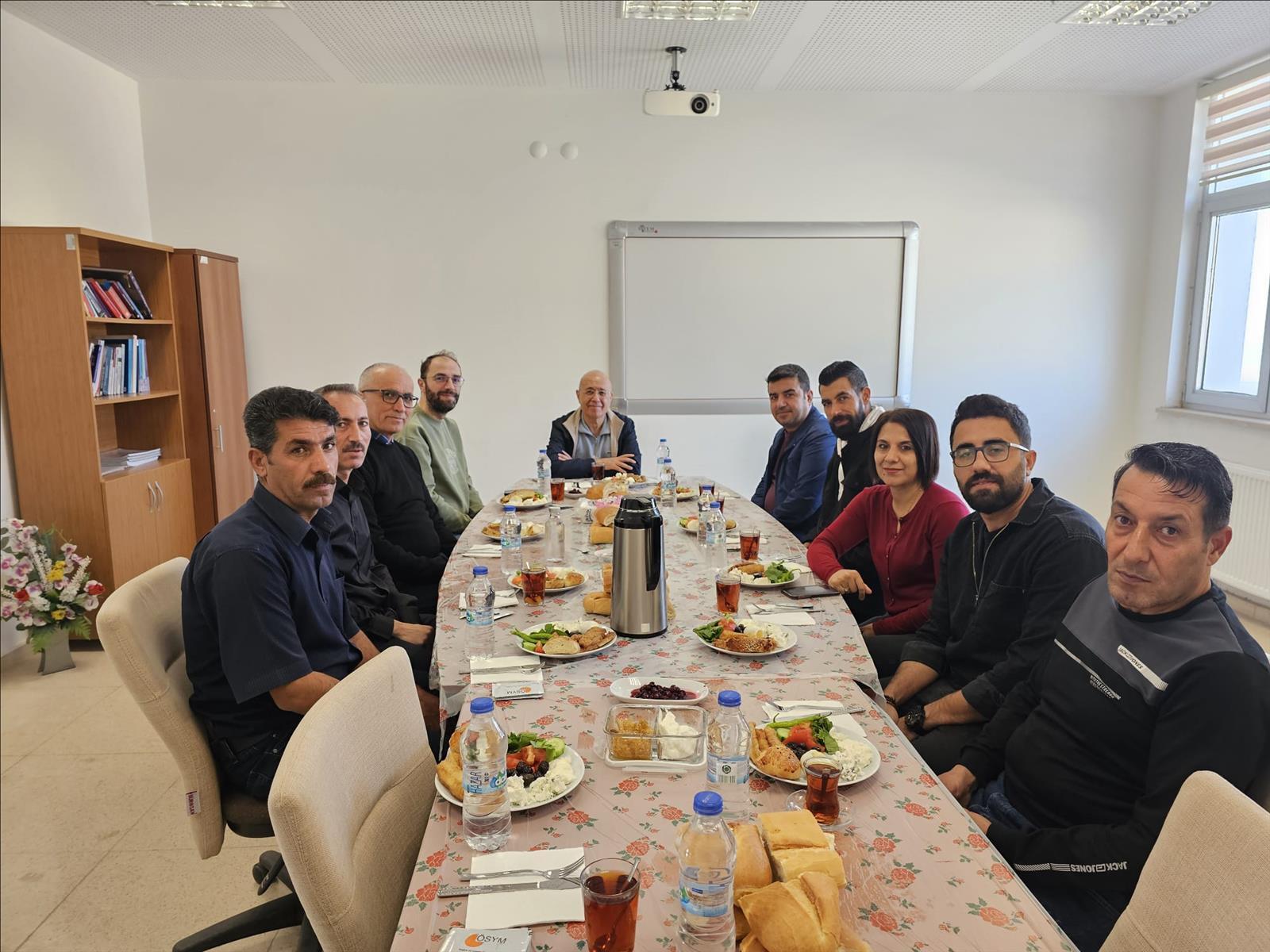 fakulte-yonetimi-ve-idari-personel-kahvalti-etkinliginde-bir-araya-geldi